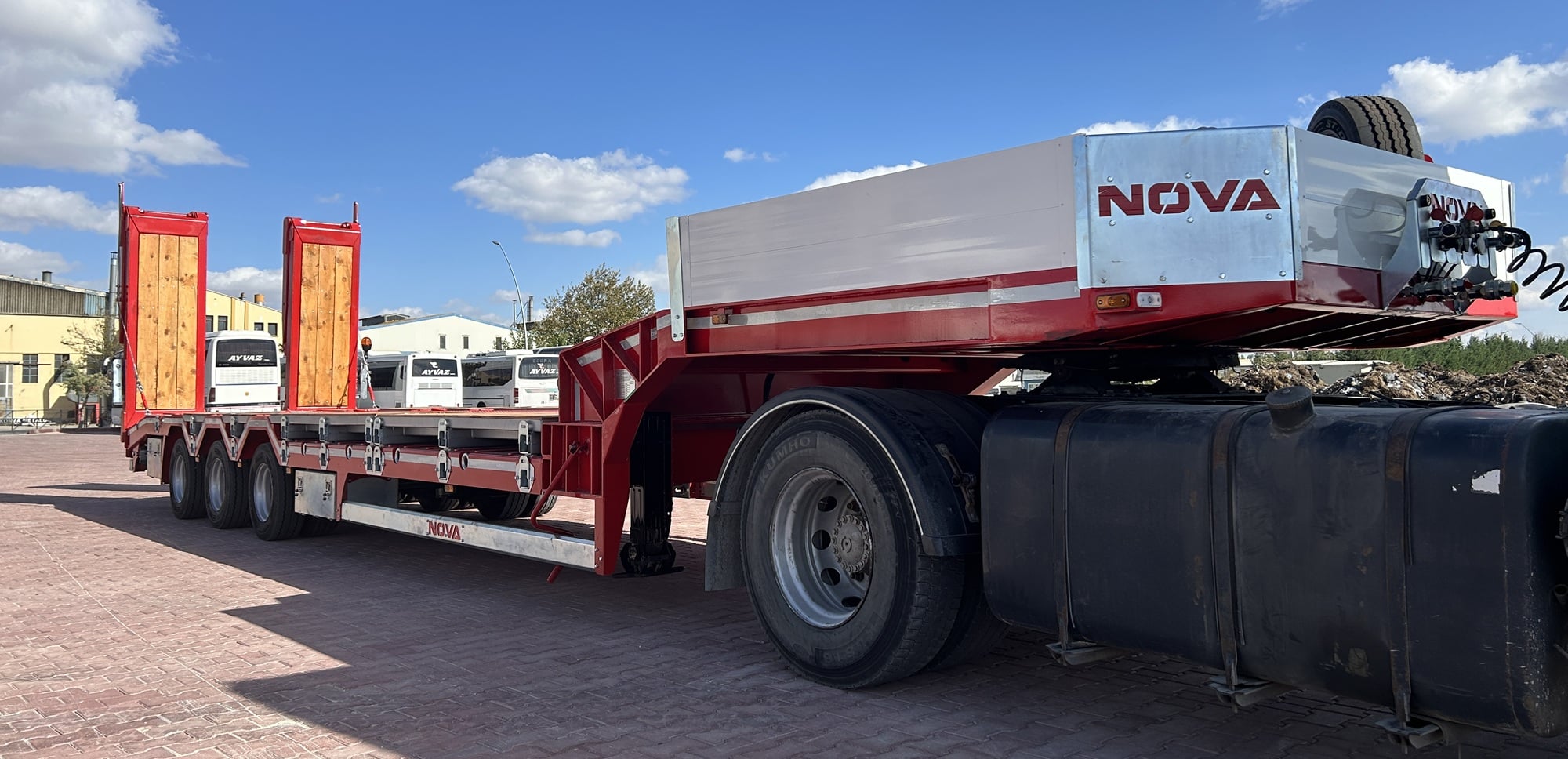 LOWBED TRAILER 3 AXLE